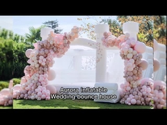 Ein aufblasbares Hochzeits-Sprunghaus