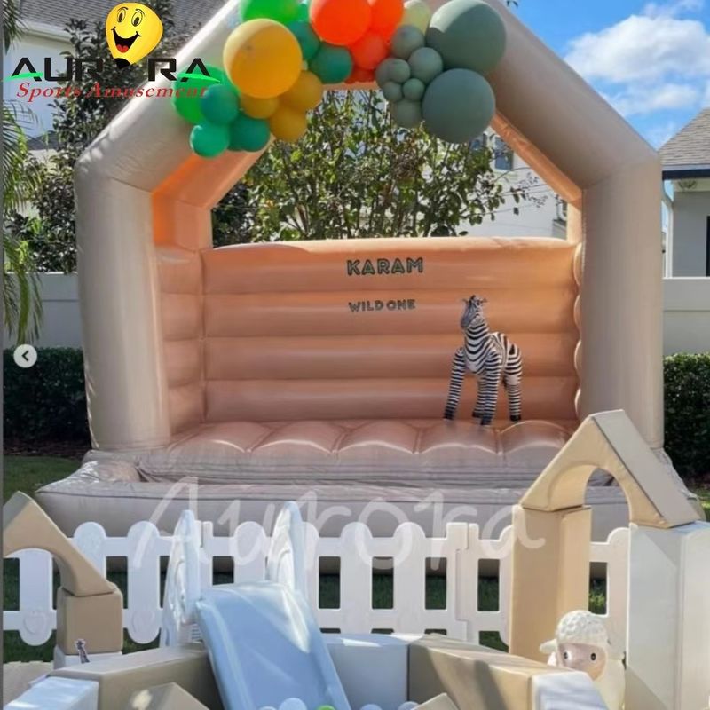 Braun und Weiß PVC PU Aufblasbare Soft Play Ausrüstung Spielplatz angepasste Farbe