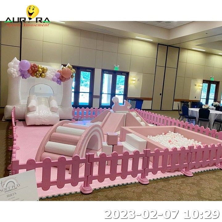 Soft Play Carousel Pink Indoor Play Center Bereich mit Ball Pit Bounce House