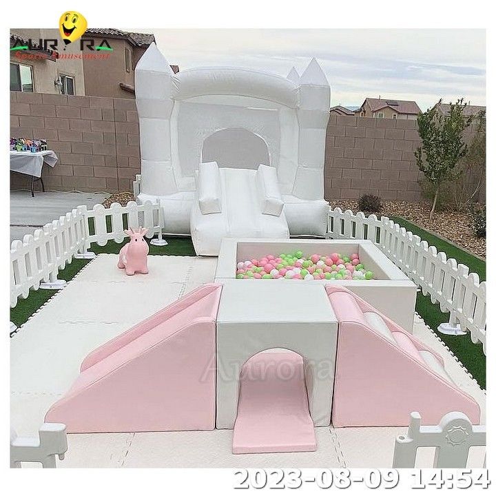 Soft-Play-Ausrüstung Indoor Soft-Play-Quadrat-Weiß-Sprunghaus-Ballgrube mit Rutsche