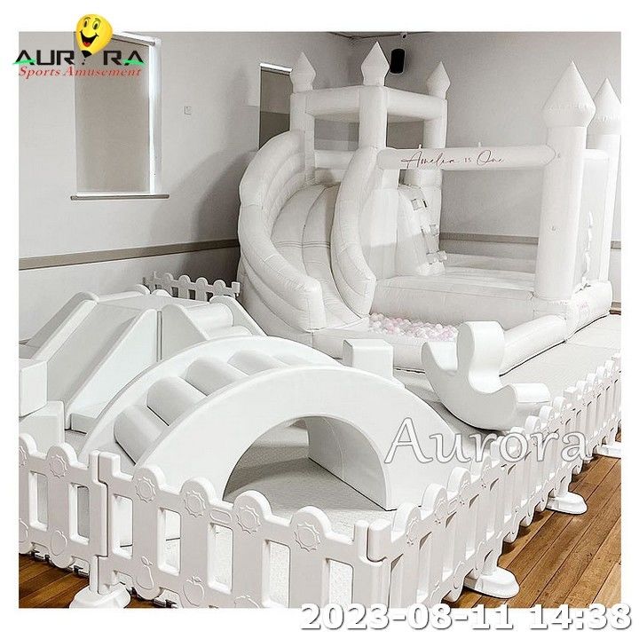 Soft-Play-Ausrüstung Indoor Soft-Play-Quadrat-Weiß-Sprunghaus-Ballgrube mit Rutsche