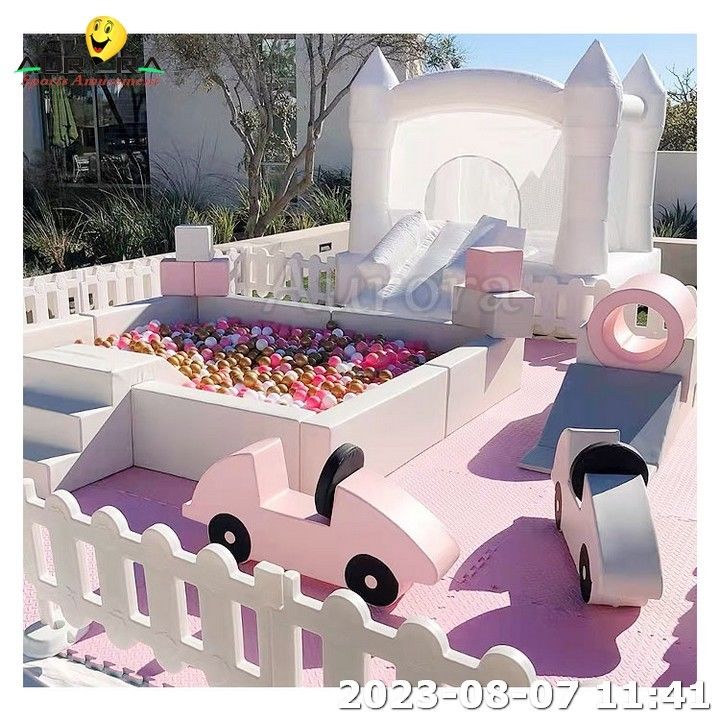 Farbenfrohe Soft Play Ausrüstung kundenspezifische Klettermatte und Ball Pit im Freien